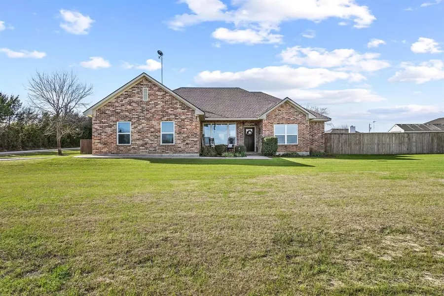 100 BOIS D ARC Circle, Trenton, TX 75490