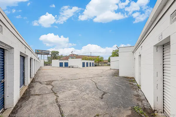 33833 Garnet ST, Clinton Charter Township, MI 48035