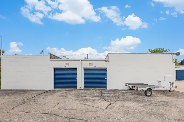 33833 Garnet ST, Clinton Charter Township, MI 48035