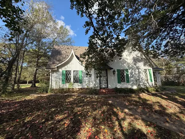 Naples, TX 75568,100 Smith Street