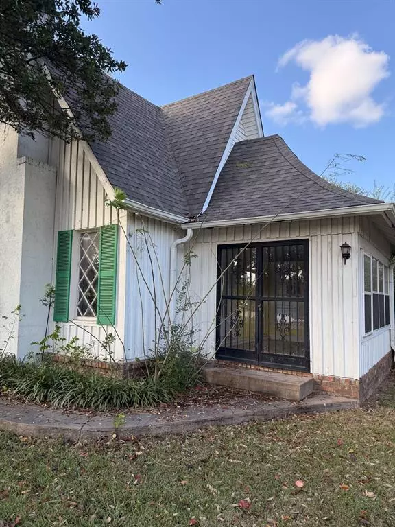 Naples, TX 75568,100 Smith Street