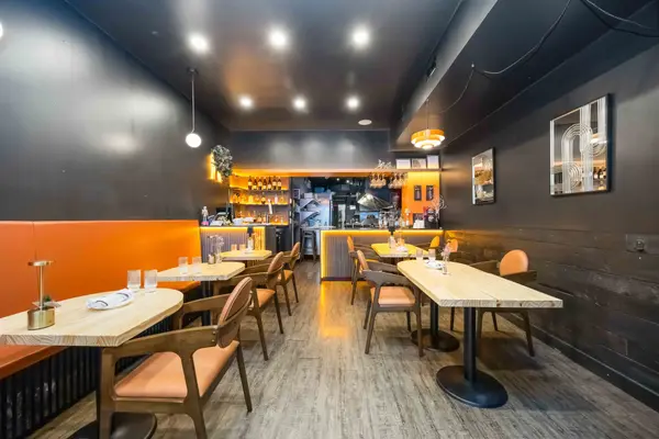 Toronto C01, ON M6J 1E4,646 Queen ST W