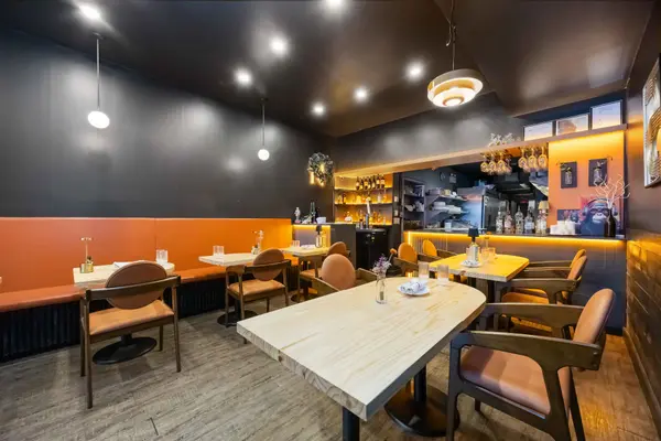 Toronto C01, ON M6J 1E4,646 Queen ST W