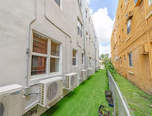 Miami, FL 33128,1051 NW 2nd St #10