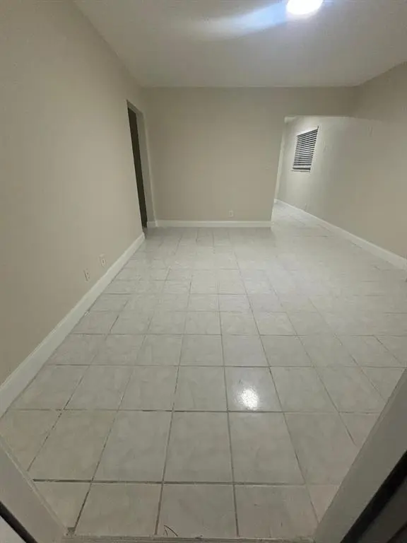 Davie, FL 33024,7371 NW 37th St #4