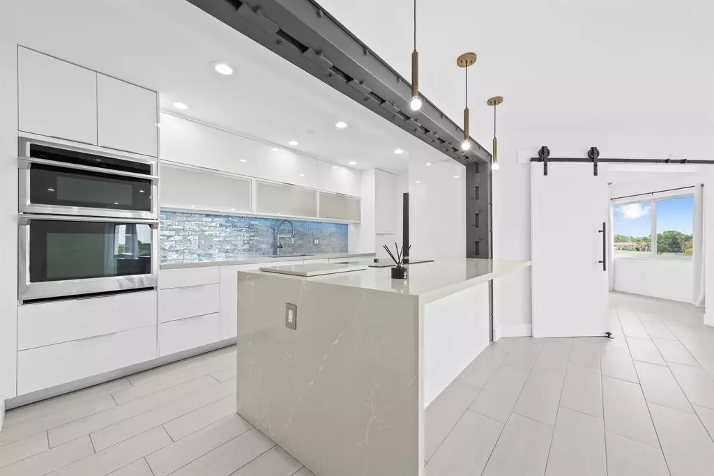 Miami, FL 33179,877 NE 195th St #422