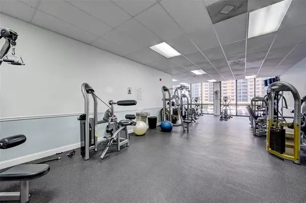 Hollywood, FL 33019,2301 S OCEAN DR #1006