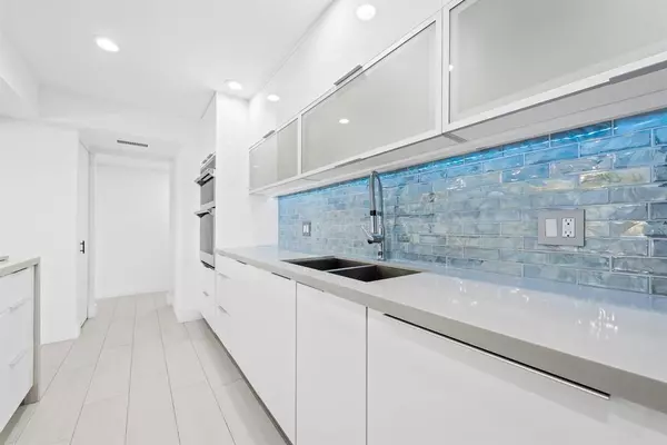 Miami, FL 33179,877 NE 195th St #422