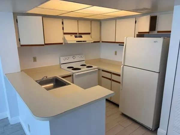 West Palm Beach, FL 33401,752 Executive Center Dr #21