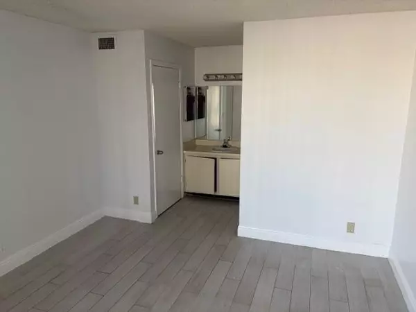 West Palm Beach, FL 33401,752 Executive Center Dr #21