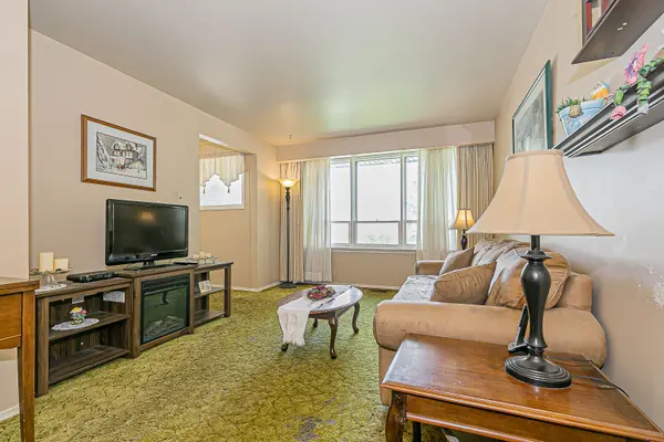 Newmarket, ON L3Y 2Y5,116 Longford DR