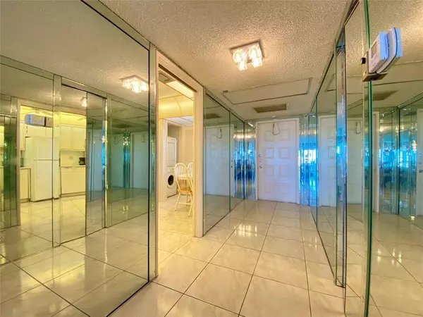 Pompano Beach, FL 33069,4015 W Palm Aire Dr #805