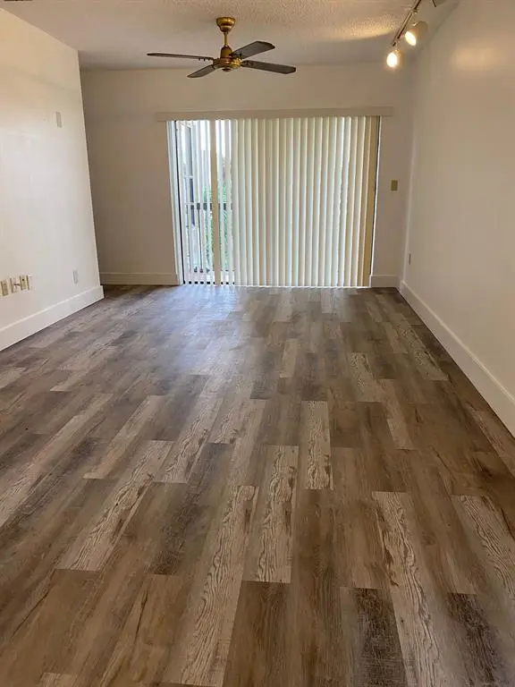 Miami, FL 33172,660 W Park Dr #206