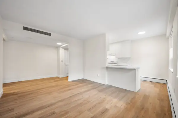 Toronto C02, ON M4V 1R6,250 St Clair AVE W #301