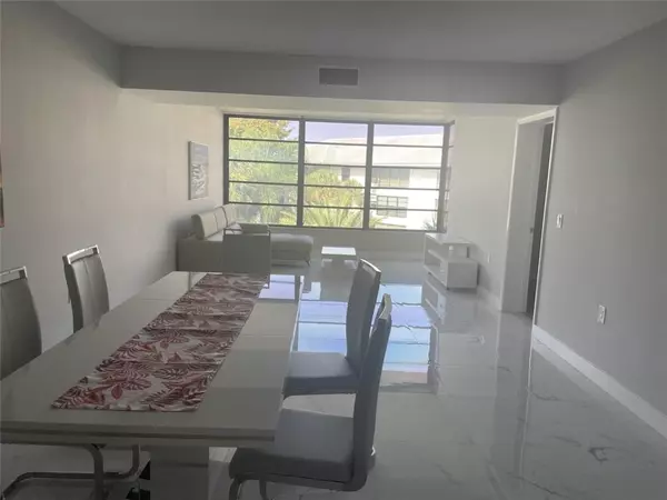 Davie, FL 33324,1721 Whitehall Dr #404