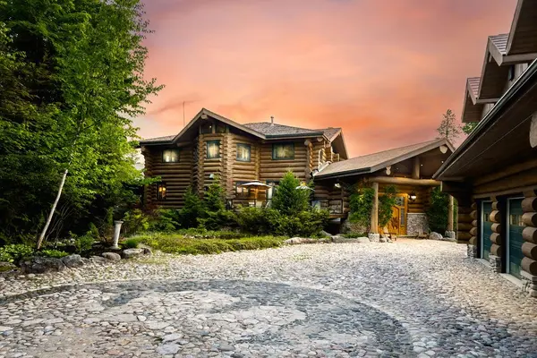 100 Melissa LN, Tiny, ON L9M 0T8