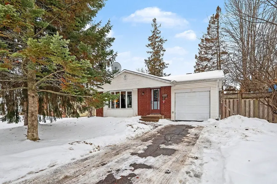 15 Wedgewood CRES, Blackburn Hamlet, ON K1B 4B5