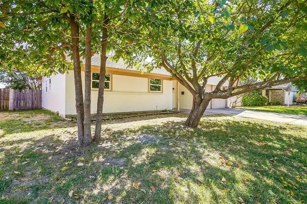 Burleson, TX 76028,921 Willow Circle S