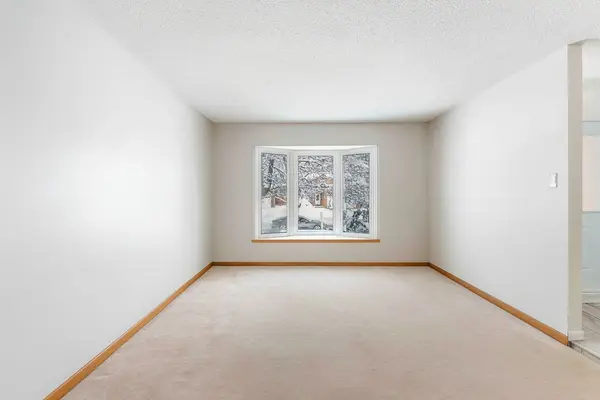 Newmarket, ON L3Y 5W7,82 Kingston RD