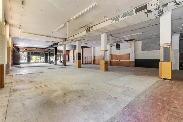 Paris, TX 75460,4 N PLAZA