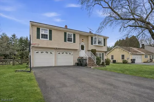 8 Village Ct, Flemington Boro, NJ 08822