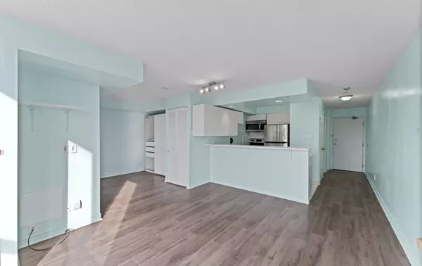 Toronto C01, ON M5V 3C9,801 King ST W #907