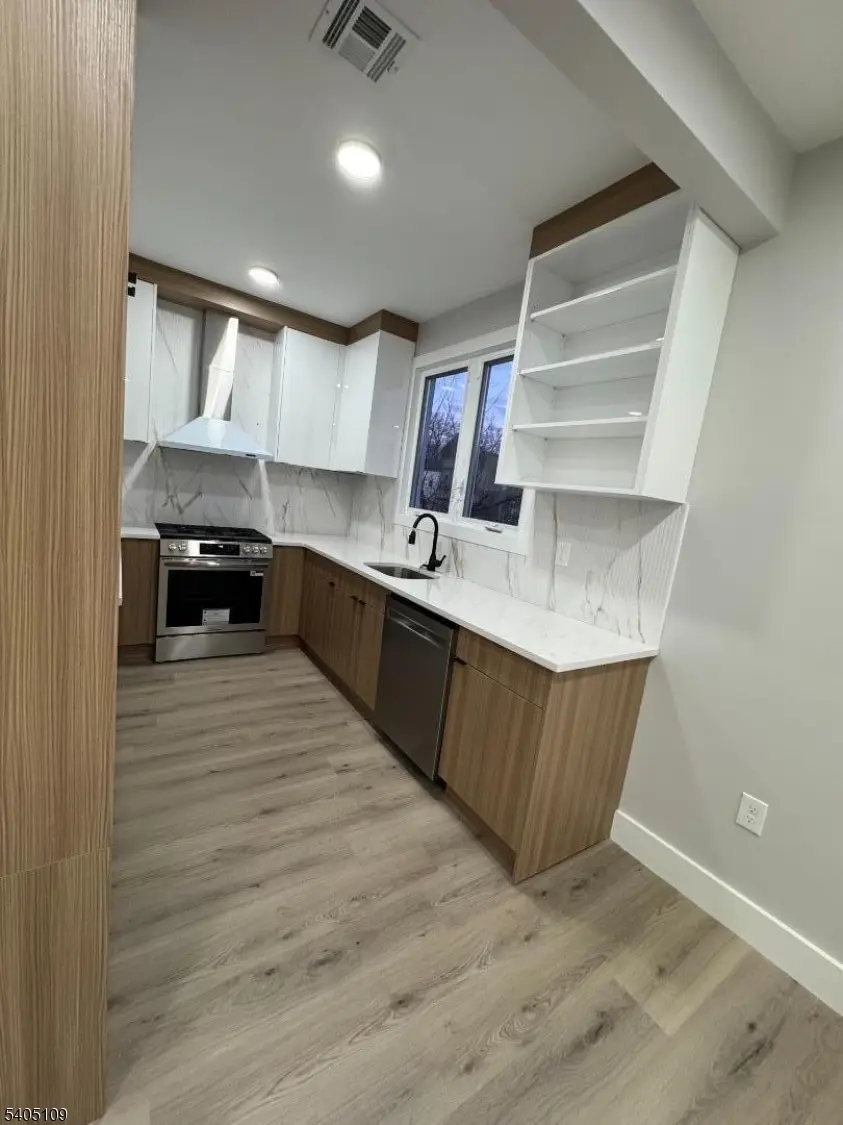 Newark City, NJ 07108,859 S 16Th St #2