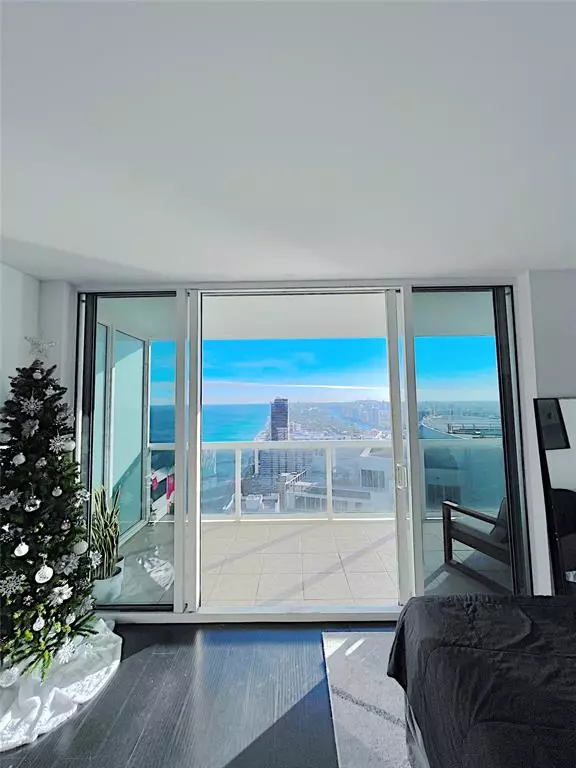 Hallandale Beach, FL 33009,1830 S Ocean Dr #4905