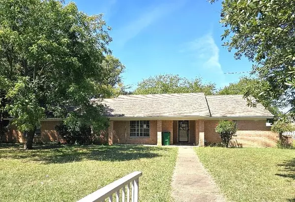 202 Roaring Springs Drive, Joshua, TX 76058