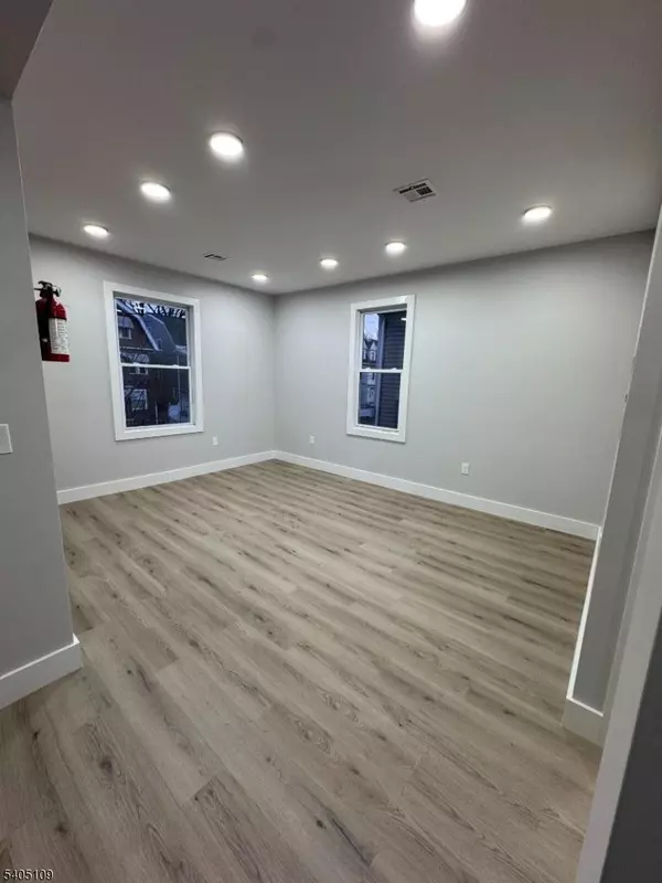 Newark City, NJ 07108,859 S 16Th St #2