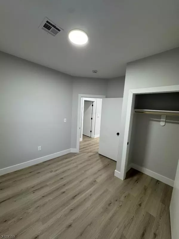 Newark City, NJ 07108,859 S 16Th St #2