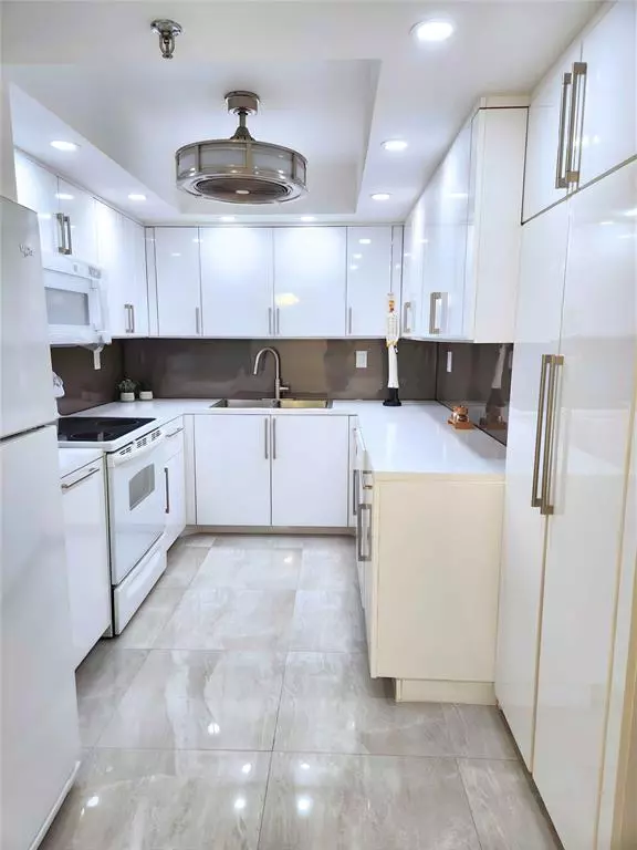 Boca Raton, FL 33433,6463 La Costa Dr #301