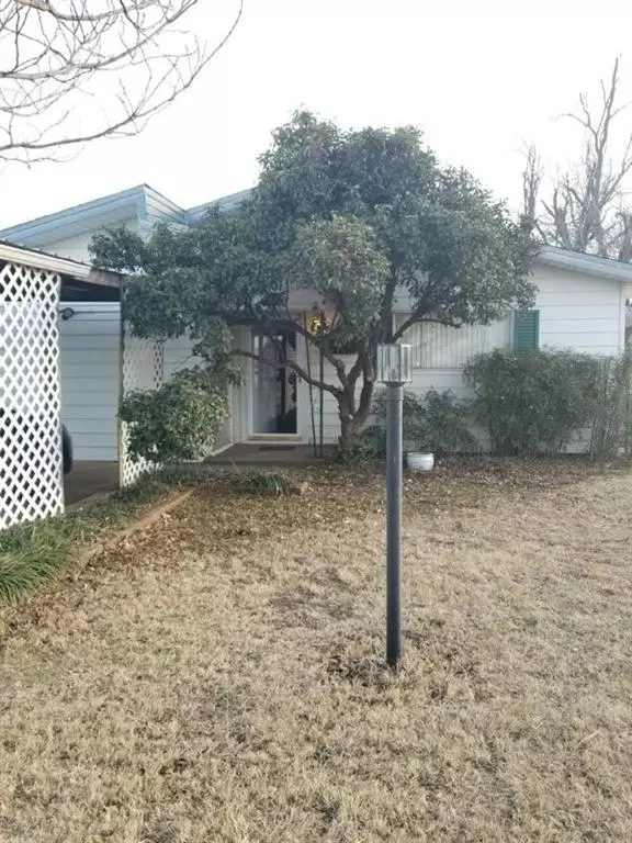 Quanah, TX 79252,407 W 12th Street