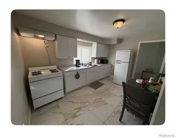 6431 CENTRALIA ST, Dearborn Heights, MI 48127