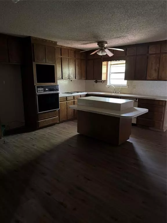 Quanah, TX 79252,407 W 12th Street