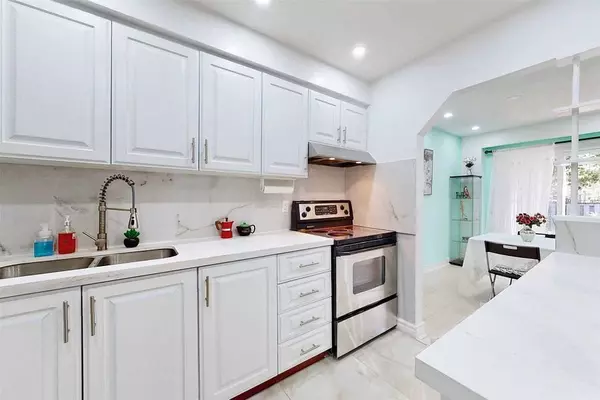 Toronto E04, ON M1P 4V1,45 Dundalk DR