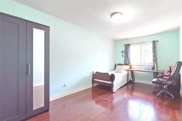 Toronto E04, ON M1P 4V1,45 Dundalk DR