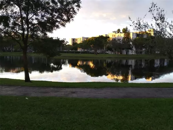 Pompano Beach, FL 33069,2112 S Cypress Bend Dr #207