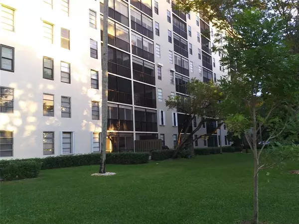 Pompano Beach, FL 33069,2112 S Cypress Bend Dr #207