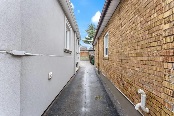 Toronto C03, ON M6E 3L2,414 Northcliffe BLVD #BASEMENT