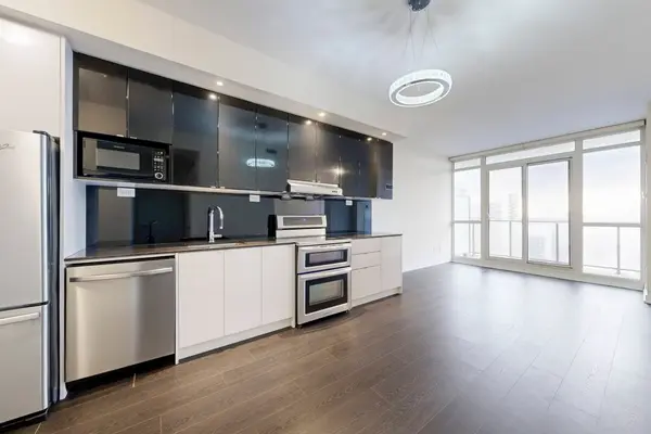 Toronto C15, ON M2K 0C1,121 McMahon DR #3517