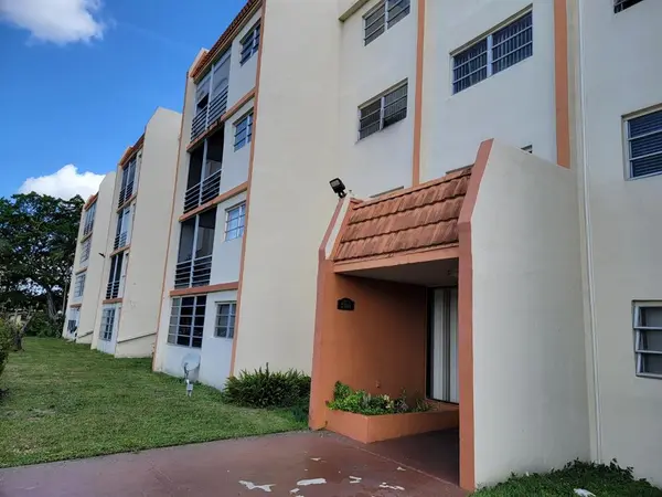 Lauderhill, FL 33313,2401 NW 41st Ave #204