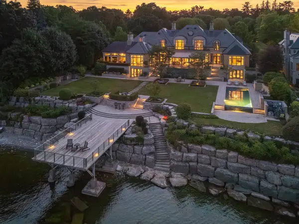 Oakville, ON L6J 1M3,2054 Lakeshore RD E