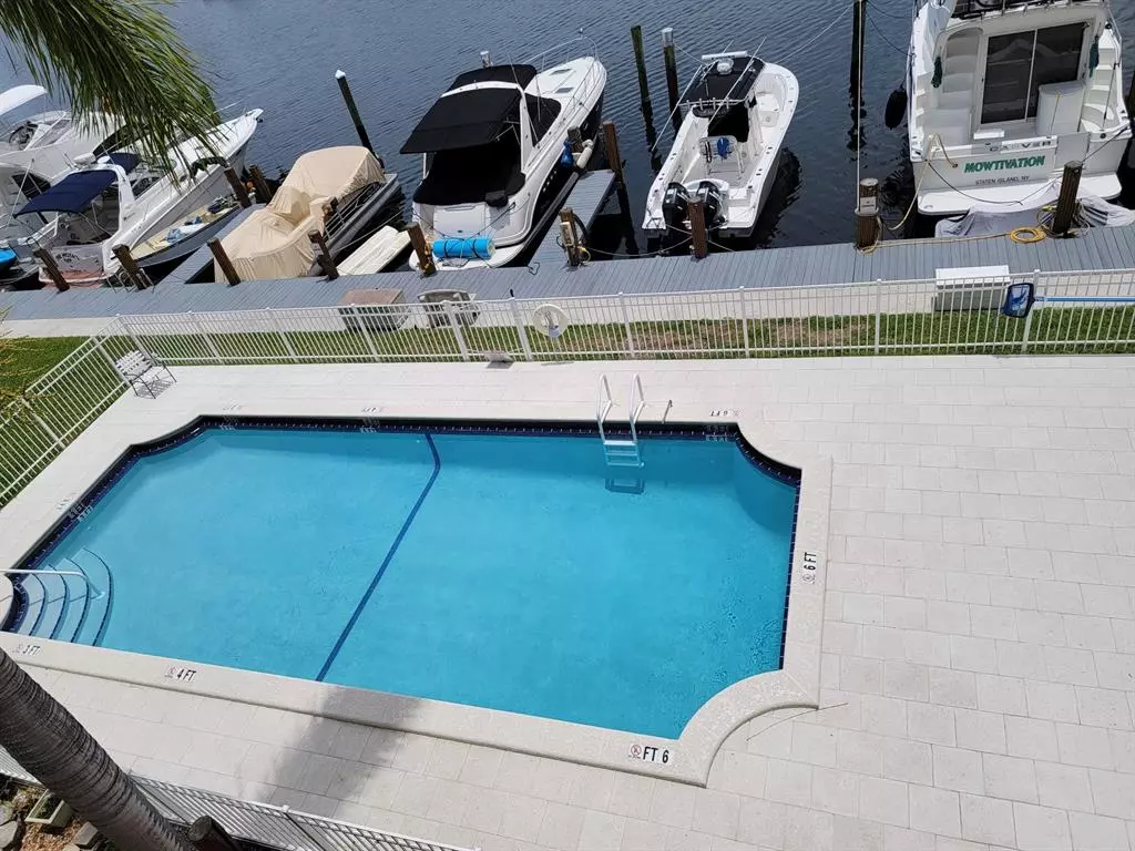 Hallandale Beach, FL 33009,2100 Diana Dr #310