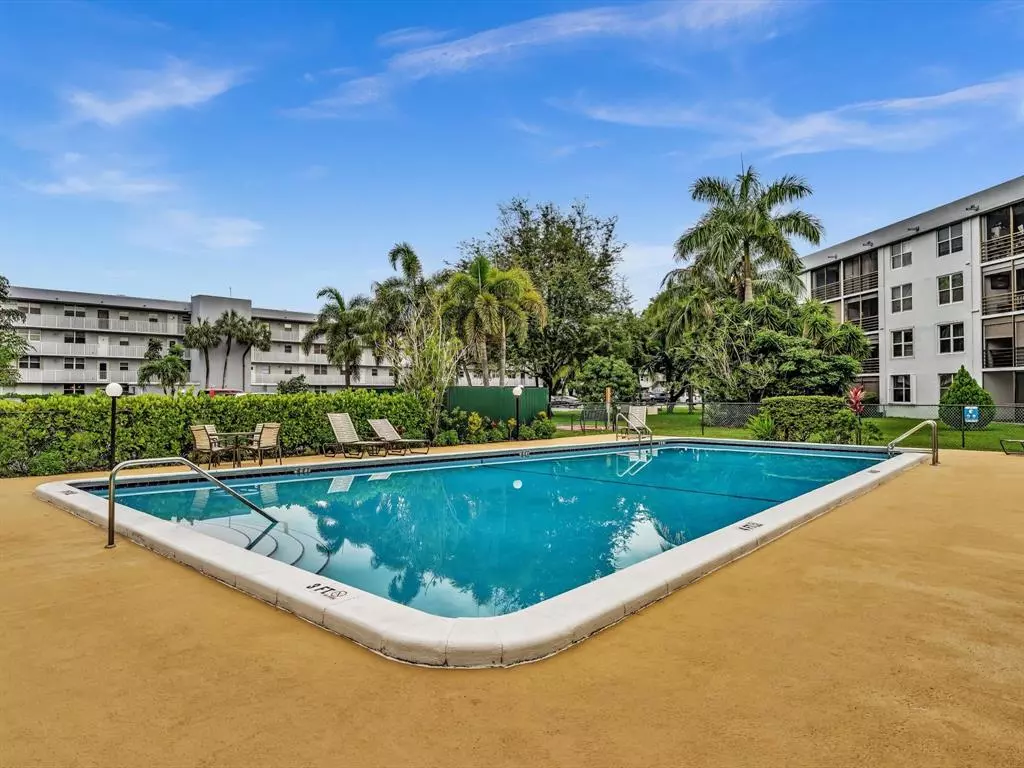 Oakland Park, FL 33309,109 Royal Park Dr #2F