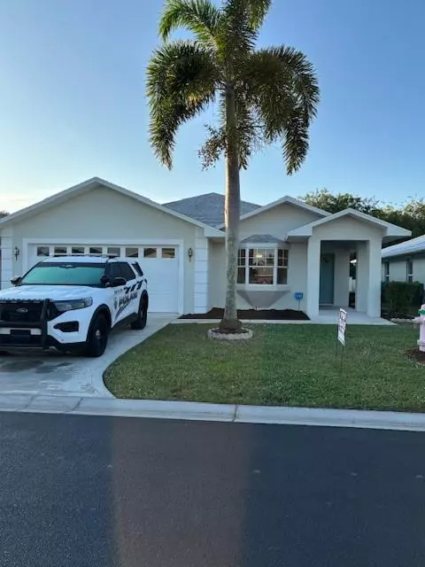 Okeechobee, FL 34974,614 SE 26th Dr