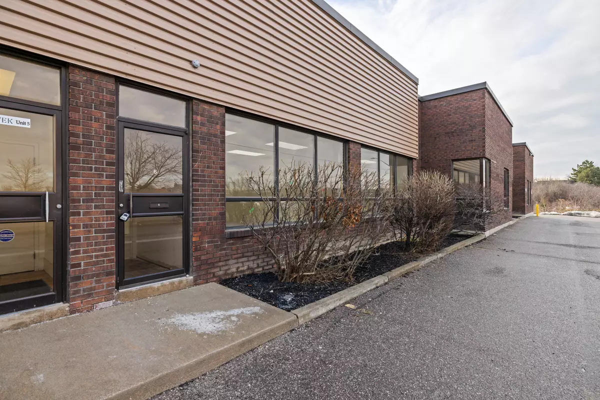 Mississauga, ON L4W 1Y5,1090 Aerowood DR #6