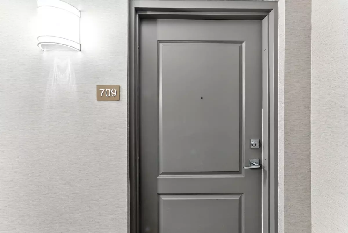 Hamilton, ON L8P 0C2,81 Robinson ST #709