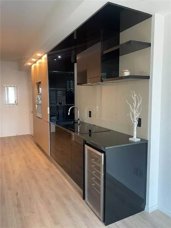 Toronto C01, ON M5H 4E8,70 Temperance ST #1405