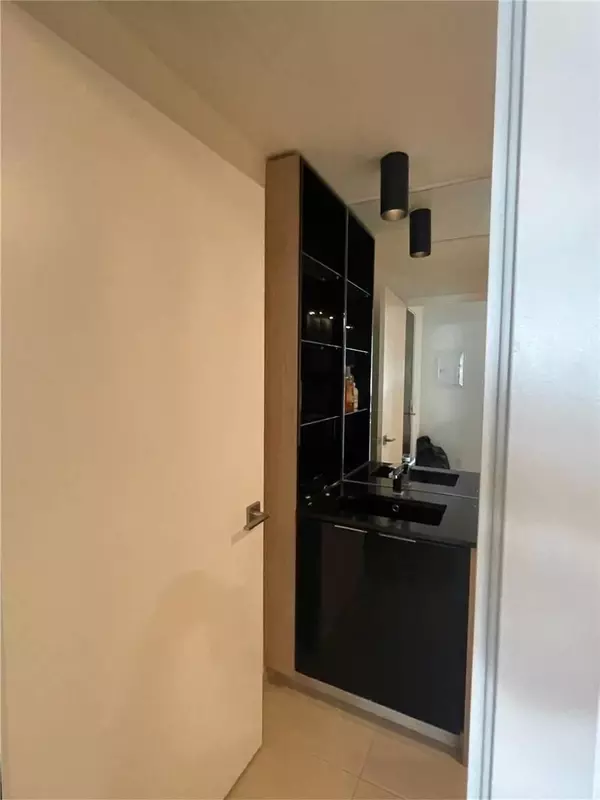 Toronto C01, ON M5H 4E8,70 Temperance ST #1405